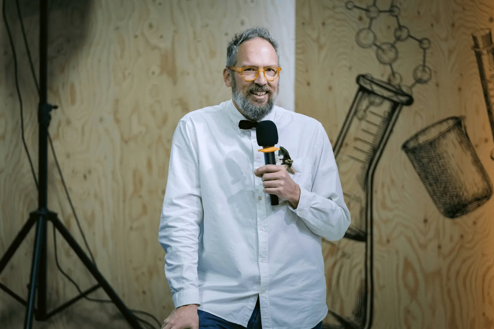 Une personne devant un kiosque